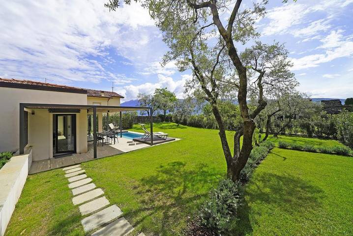Villa für 4 Personen, mit Whirlpool und Garten sowie Pool in Bogliaco