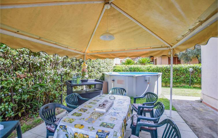 Appartement au bord de la piscine avec parking, congélateur et vue sur la rivière in Camaiore, Riviera Italienne