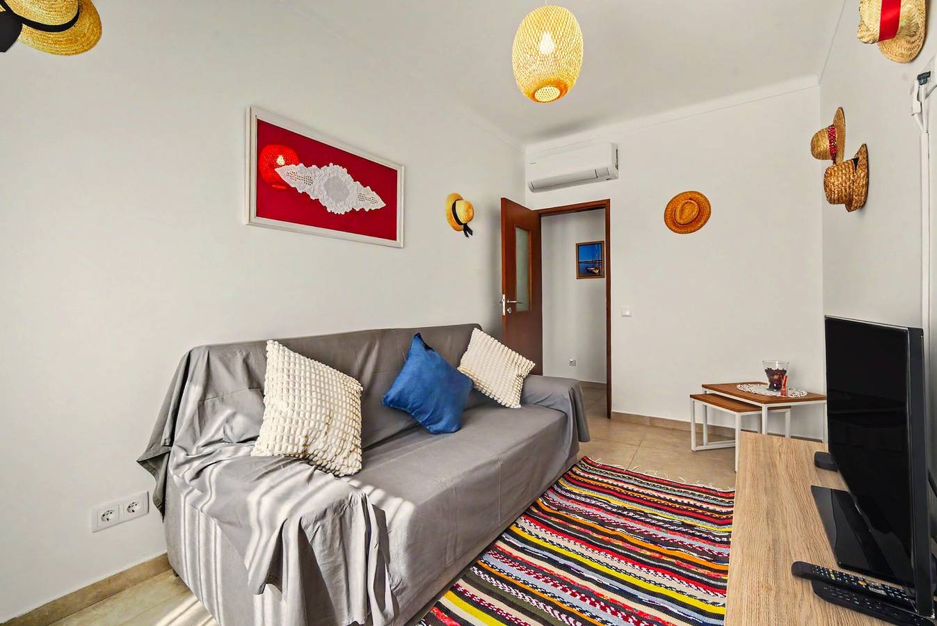 Holiday Home 'A Casa Da Velha' with Private Terrace, Wi-Fi and Air Conditioning in Alvor, Faro District