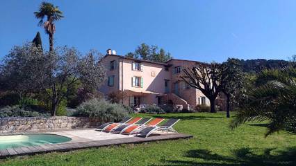 Chambre d’hôte pour 2 personnes, avec jardin et piscine dans Pays de Fayence