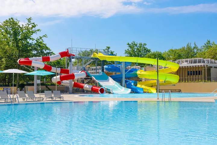 Camping für 6 Personen, mit Terrasse und Pool in Funtana