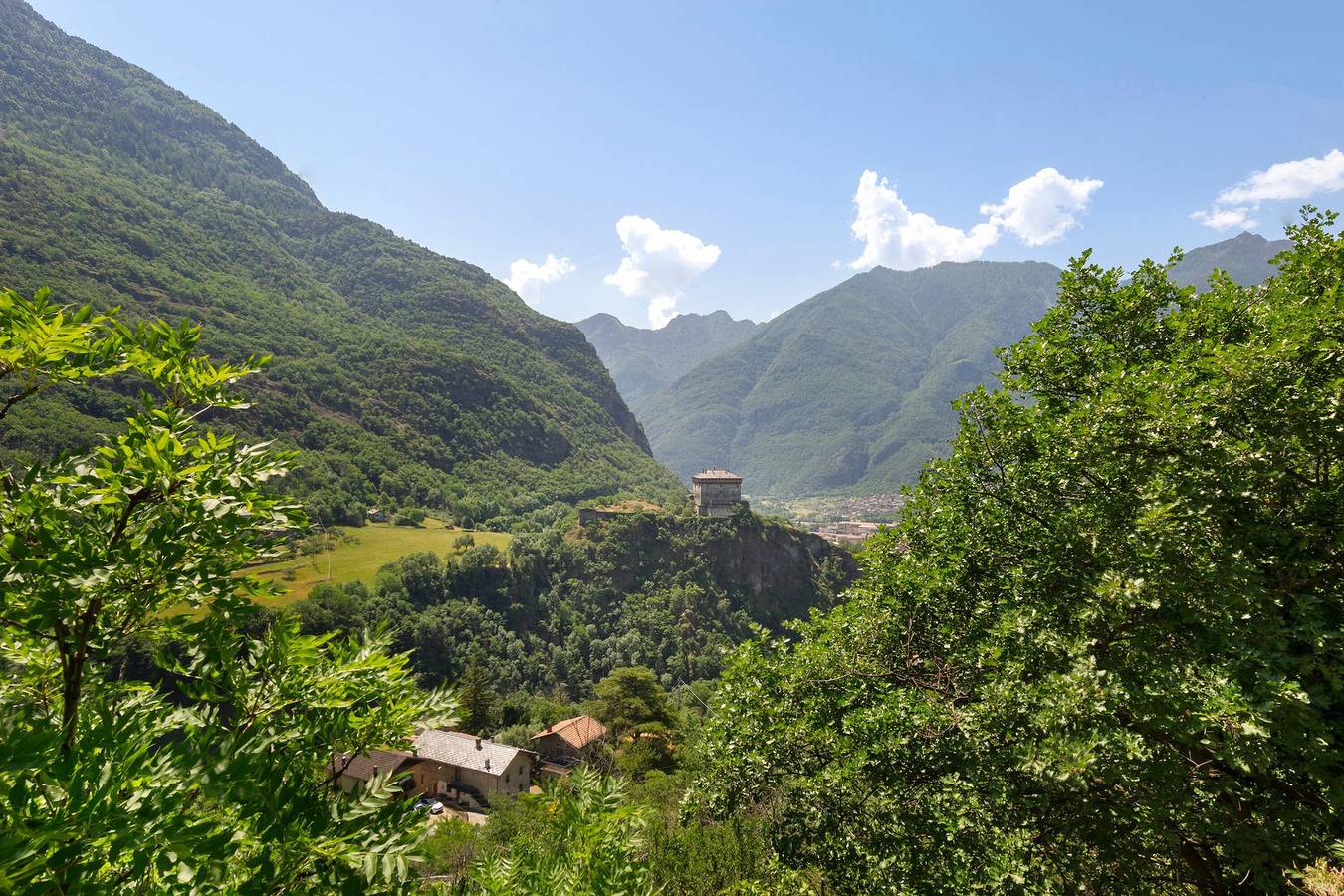 Appartement entier, Appartement « Le Nid du Pic Vert » avec vue montagne, balcon et Wi-Fi in Challand-Saint-Victor, Alpes valaisannes