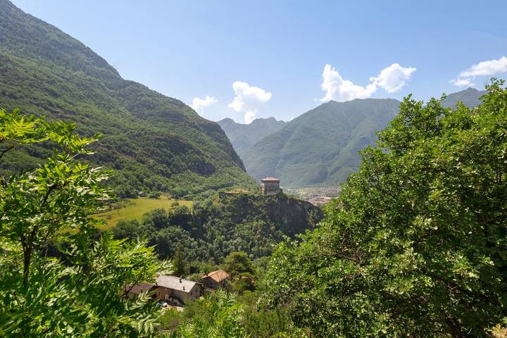 Hel lejlighed, 'Il Nido del Picchio Verde' Apartment with Mountain View, Balcony and Wi-Fi in Challand-Saint-Victor, Wallisian Alps