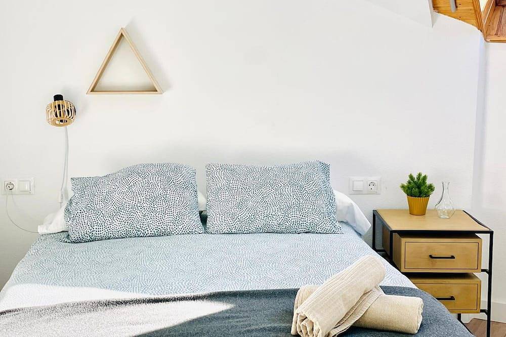 Entire apartment, Cozy 1-Br Apt with Pool, Near Downtown, Parking Included, Sleeps 4 in Jaca, Spanish Pyrenees