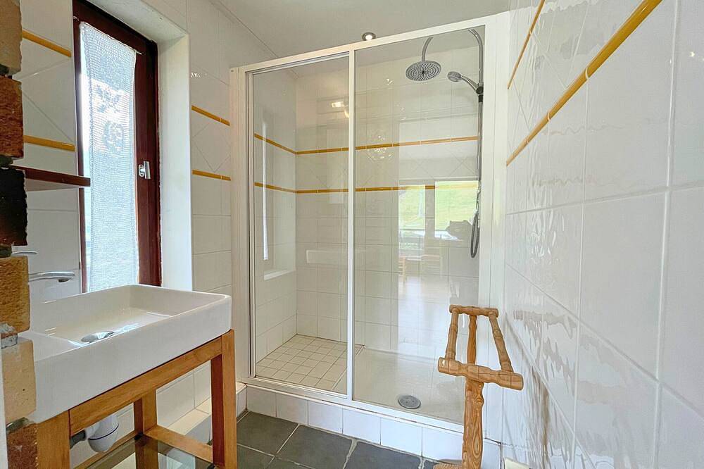 Entire apartment, Ski-in/Ski-out Apartment for 5 with Balcony, Near Amenities in La Croisette, Les Menuires in Les Menuires, Saint-Martin-de-Belleville