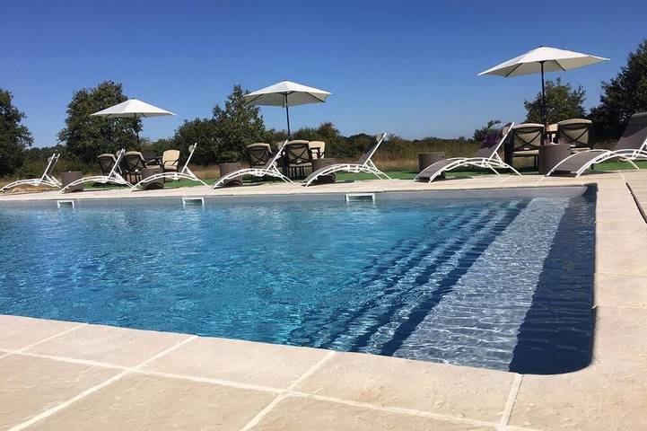 Camping pour 4 personnes, avec piscine ainsi que jardin et terrasse dans Haute-Vienne