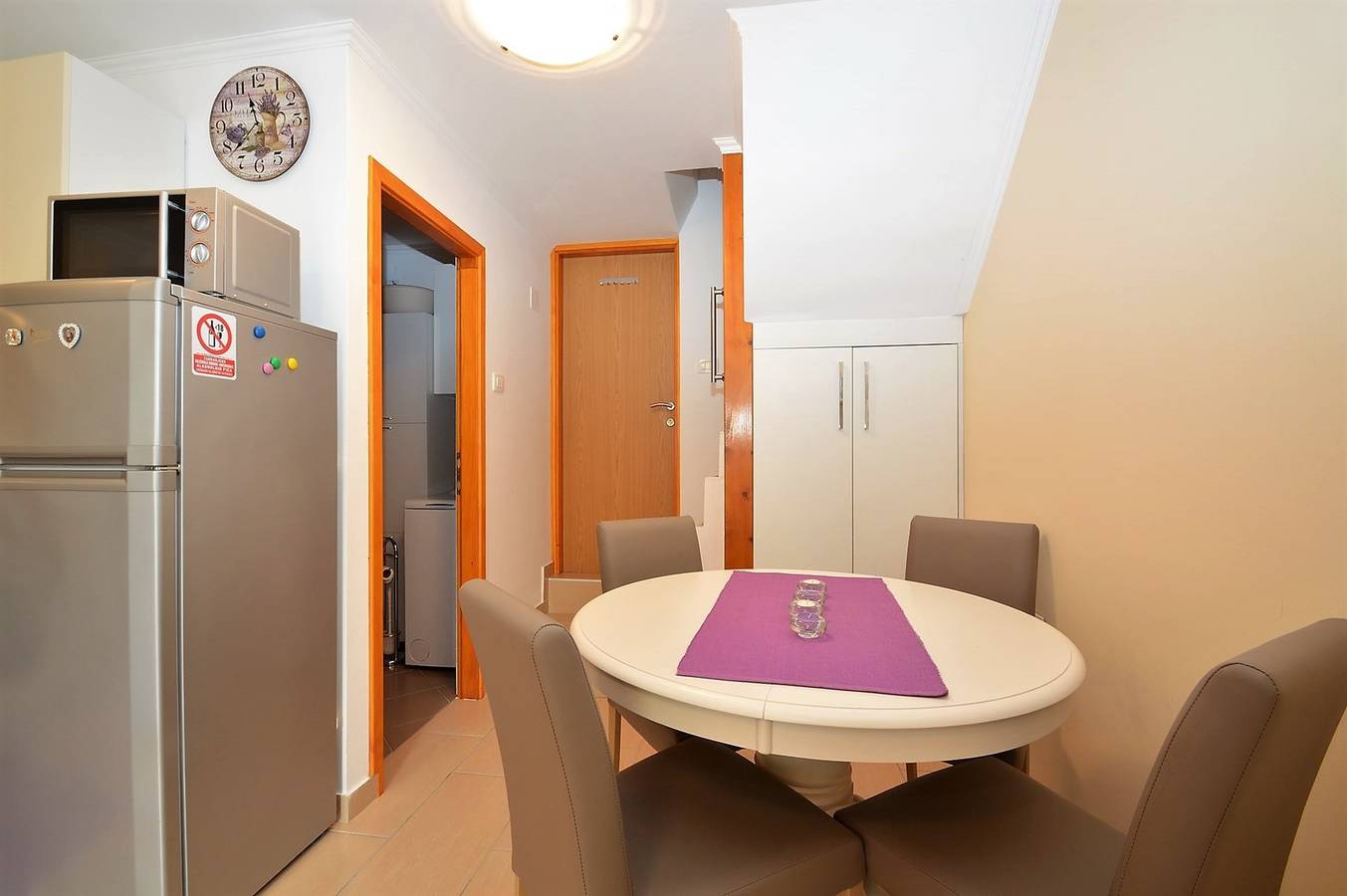 Ganze Wohnung, Das Apartment Hrasta 1 ist eine Unterkunft in Hrasta auf der Insel Cres, 43 km von Mali Lošinj entfernt. Die Wohnung ist ideal für eine Familie oder eine Gruppe von bis zu vier Personen und verfügt über zwei Schlafzimmer, eine Küche, ein Wohnzimmer, ein Esszimmer, ein Badezimmer mit Badewanne und eine Waschmaschine. Private Parkplätze stehen vor der Wohnung zur Verfügung. in Vrana, Cres