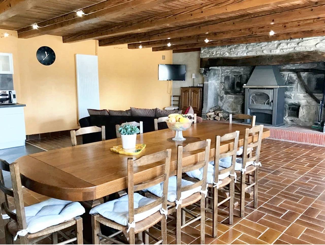 Casa acogedora en Bagnols con terraza y jardín in Bagnols, Parque Natural Regional Volcans d'Auvergne