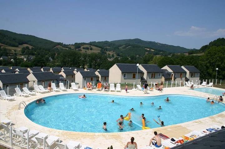 Gîte pour 4 personnes, avec Balcon ainsi que Jacuzzi et Piscine à Saint-Geniez-d'Olt