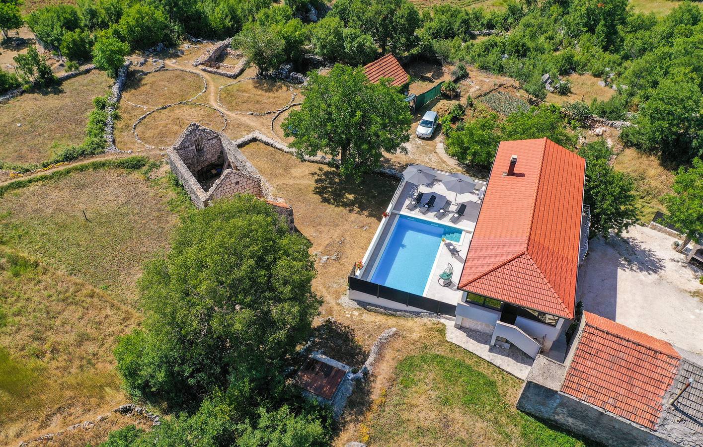Geräumige 2-Zimmer-Wohnung mit Pool, Terrasse und kostenlosem WLAN in Makarska Riviera