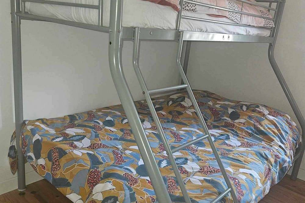\"La Tour\", cosy, quiet accommodation. in Vertrieu, La Tour-du-Pin region