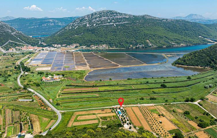 Charmantes Apartment, 1,5 km vom Strand entfernt: Gemütliches Apartment mit Pool und Terrasse in Ston, Dubrovnik-Neretva