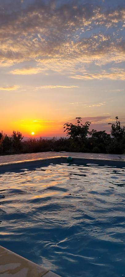 Location de vacances pour 2 personnes, avec Terrasse et Jardin ainsi que Piscine et Vue à Anglars-Nozac - 4
