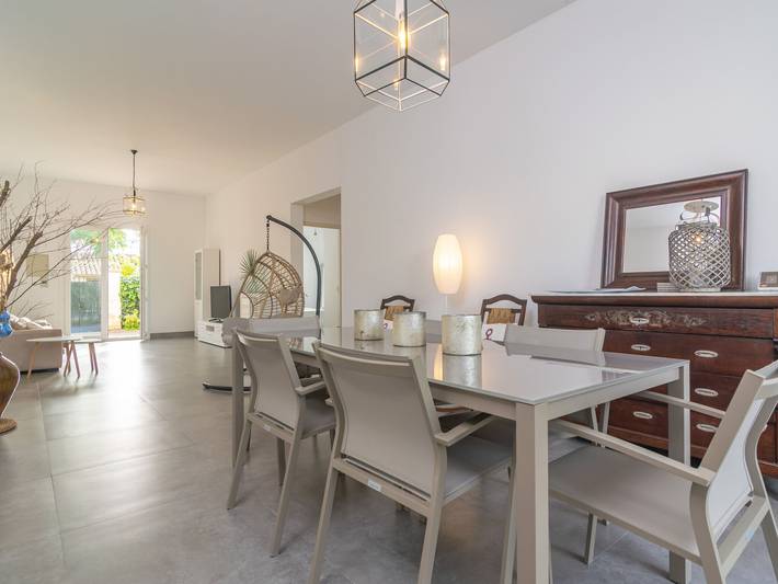Appartement de vacances entier, Maison de ville en bord de mer avec jardin in S'illot Cala Morlanda, Manacor