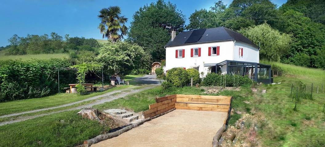 Cottage pour 2 personnes, avec terrasse ainsi que vue et jardin à Roquiague
