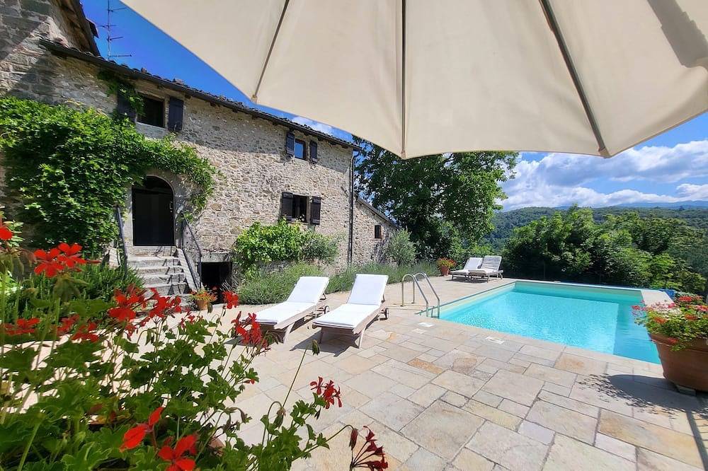 Villa mit 3 Schlafzimmern, 2 Bädern, privatem Pool, zu Fuß zum Restaurant, Wlan in Castelnuovo di Garfagnana, Garfagnana