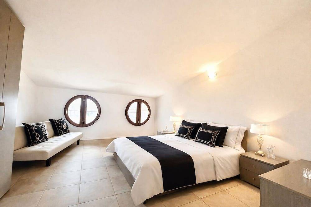 Entire apartment, Elegant Penthouse with Terrace Sinis Coast in Cabras, Stagno di Càbras