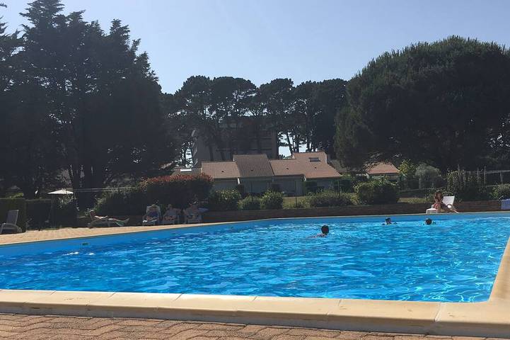 Location de vacances pour 5 personnes, avec jardin ainsi que terrasse et piscine dans Port de Gourmalon