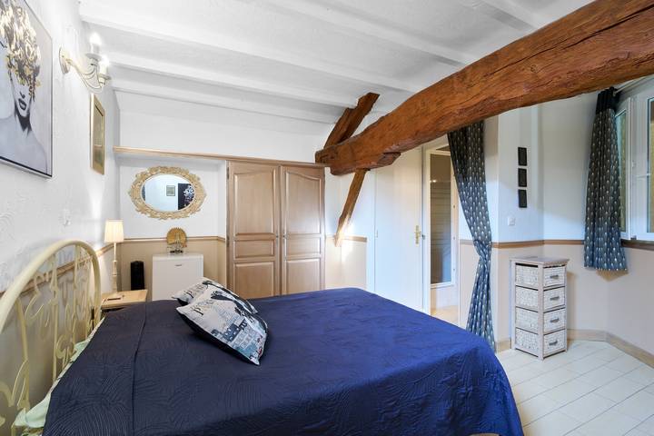 Elegant Périgord: 'Le Pré Fleuri' Guest Room with Pool in the Heart of Ribéracois in Saint-Sulpice-de-Roumagnac, Périgord Vert