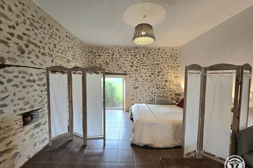 Appartement entier, Gîte paisible avec jardin privé et animaux acceptés in La Douze, Périgord Blanc