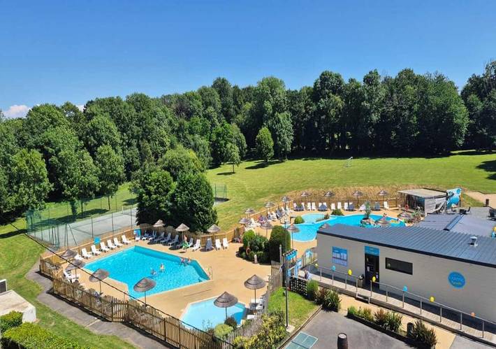 Camping pour 2 personnes, avec piscine et terrasse ainsi que bassin pour enfant et jacuzzi