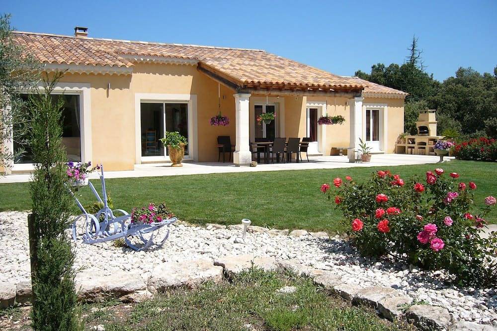 Bonnieux 4* house on 5500m wooded plot. in Bonnieux, Parc naturel régional du Luberon