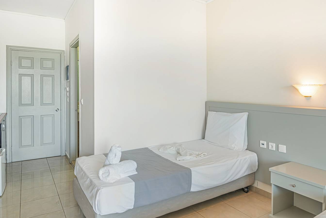Studio Appartement 'Evripides Triple Room 2' met Gedeeld Zwembad, Gedeelde Tuin en Airconditioning, foto 13