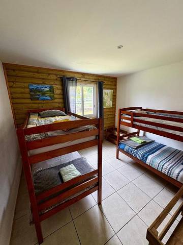 Location de vacances pour 2 personnes, avec terrasse ainsi que jardin et vue dans Cité du Volcan