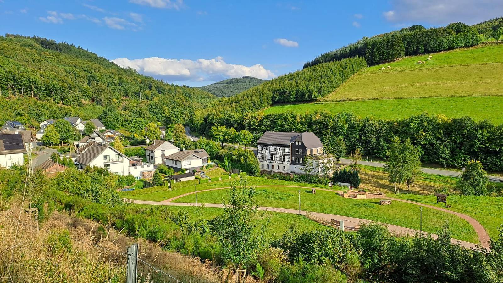 Ferienhaus Am Rarbach, 140 m² – direkt am Dorfpark und Bachlauf, große Terrasse mit Bergblick in Schmallenberg, Hochsauerlandkreis