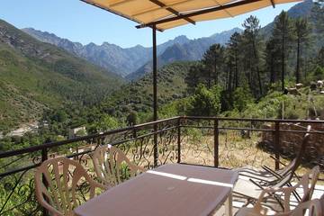 Gîte pour 5 personnes, avec terrasse à Manso (homonymie)