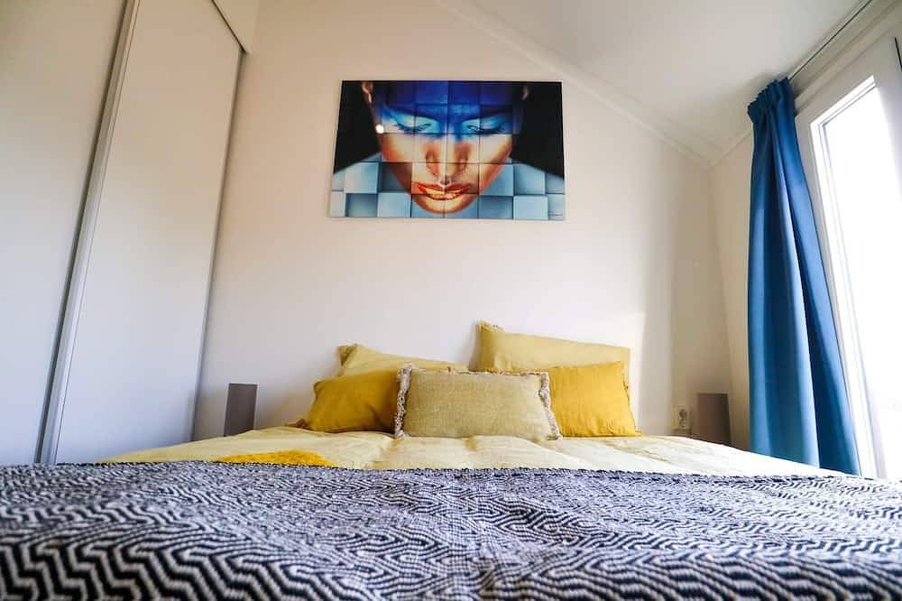 Chalet with 2 bedrooms and a terrace in IJssel