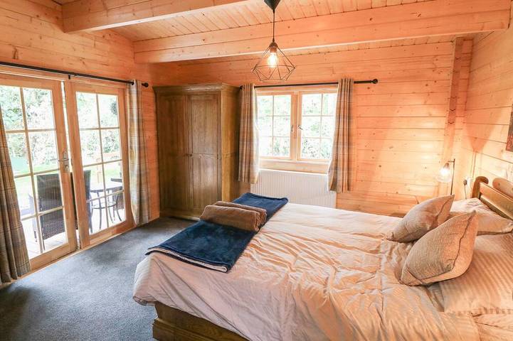 Bryn Derwen Lodge, pet friendly, luxury holiday cottage in Bethesda in Snowdonia
