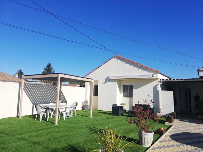 Chambre d’hôte pour 2 personnes, avec terrasse ainsi que jardin et piscine
