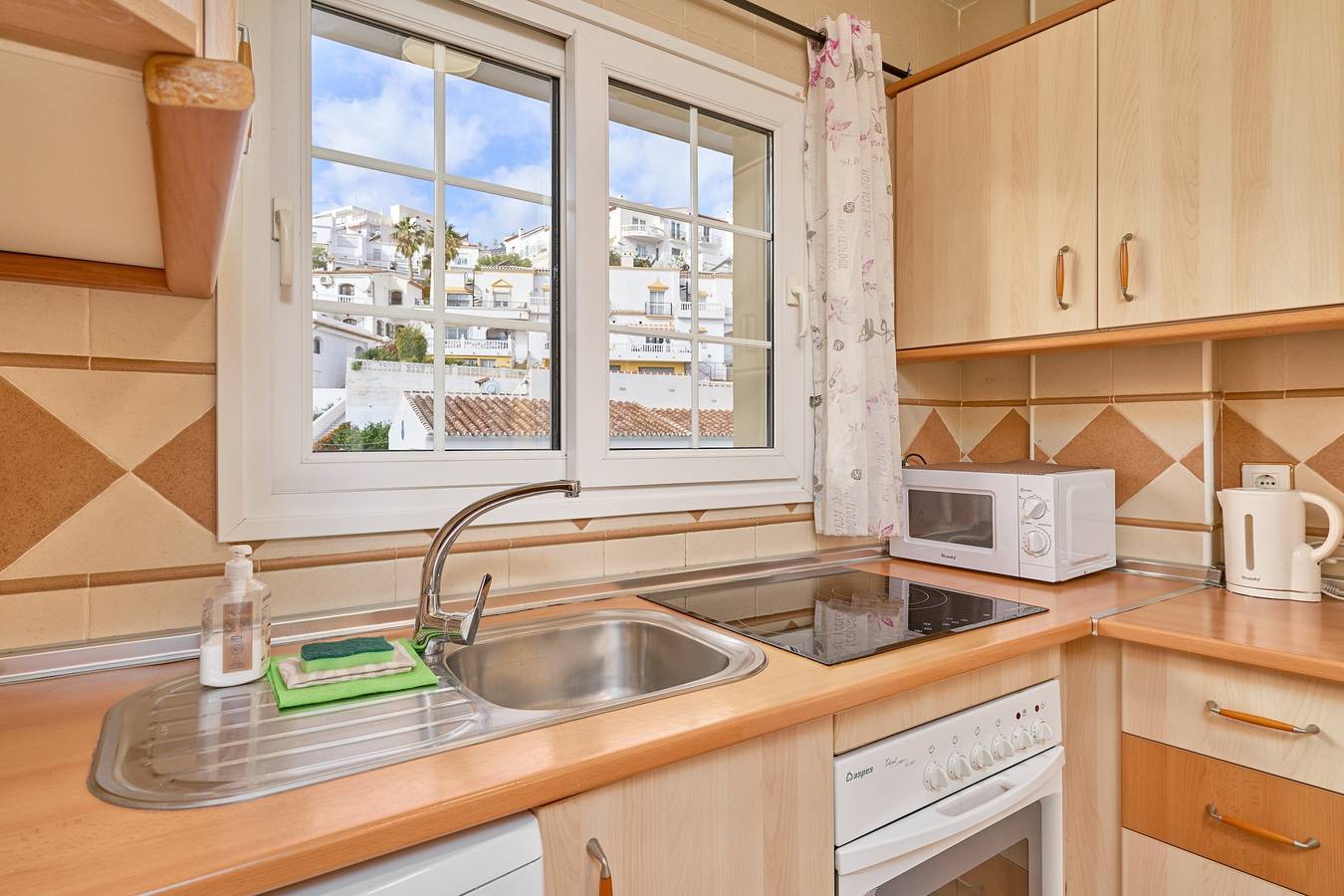 Entire apartment, Apartment 'Burriana Beach Apt Nerja' with Mountain View, Wi-Fi and Air Conditioning in Playa de Burriana, Nerja