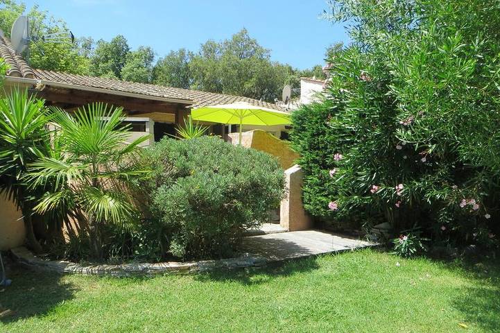 Location de vacances pour 5 personnes, avec Terrasse ainsi que Jardin et Piscine dans Port de Taverna