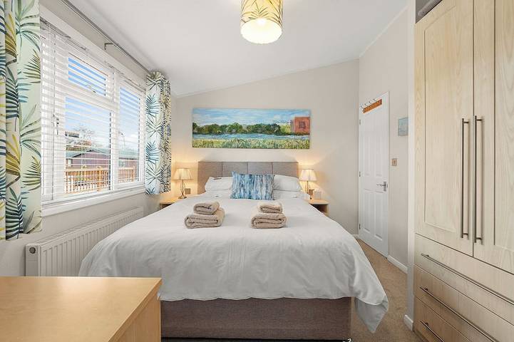 Daisy Lodge - peaceful, riverside, pet friendly lodge in Shakespeare's Stratford in Stratford upon Avon, Warwickshire