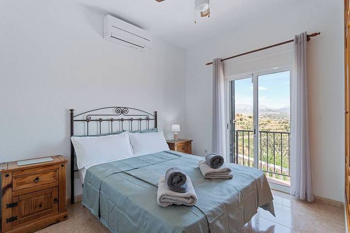 Casa Juan for 8 people, with a private pool, a patio with a grill, and a magnificent lake view in Los Romanes, Viñuela