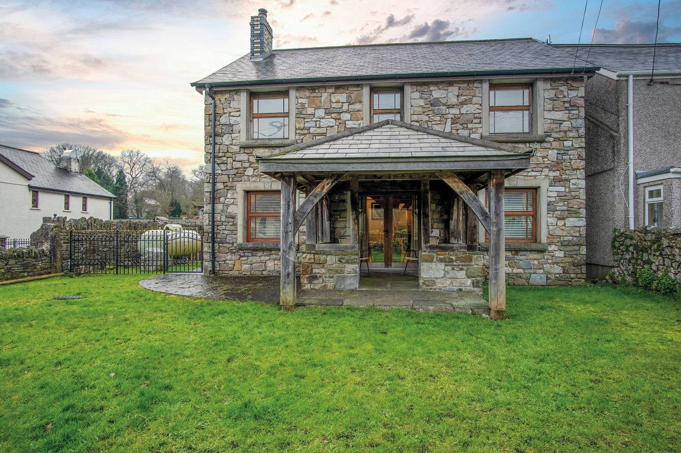 Oak Lodge - Hot Tub - Pen Y Cae Inn in Brecon Beacons