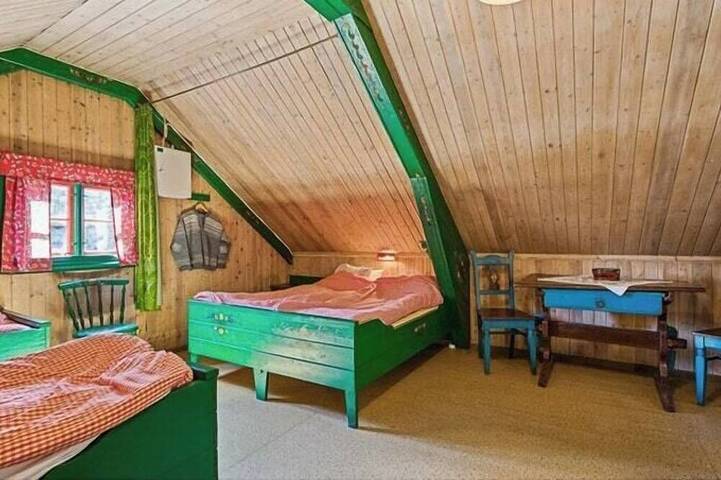 Historische Hütte am Waldrand in Årnes in Nes (Akershus)
