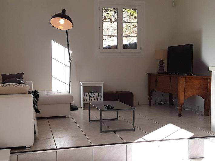 Gîte pour 6 personnes, avec vue sur le lac et terrasse dans le Cantal - 2