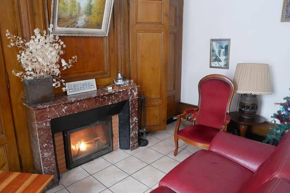 Gîte charmant avec cheminée et jardin à Marlhes, proche commodités et sentiers de randonnée in Marlhes, Parc Naturel Régional du Pilat