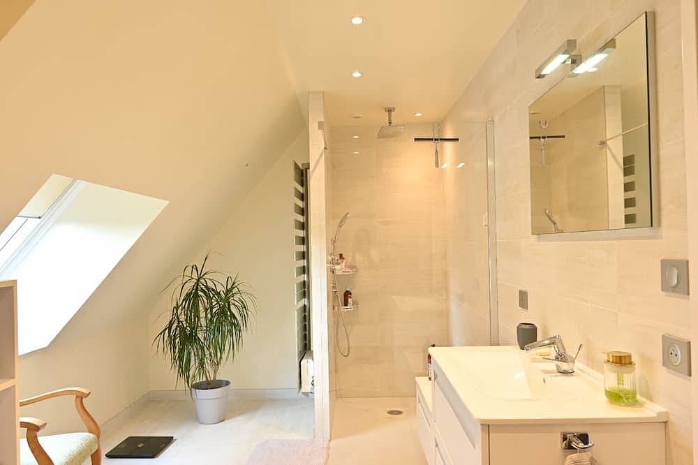 Close to the city centre. Private top floor surrounded by a spacious garden in Pontivy, Pontivy region