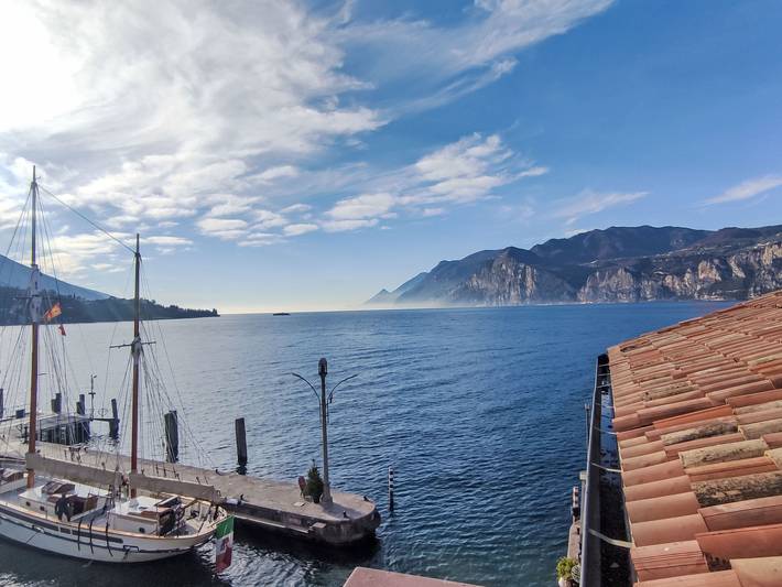Ferienwohnung für 3 Personen, mit Balkon und Terrasse sowie Ausblick und Seeblick am Gardasee