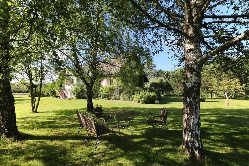 Zwischen Weinstraße und Morvan, geräumiges Ferienhaus mit Pool, deal zum Treffen in Autun, Autun und Umgebung