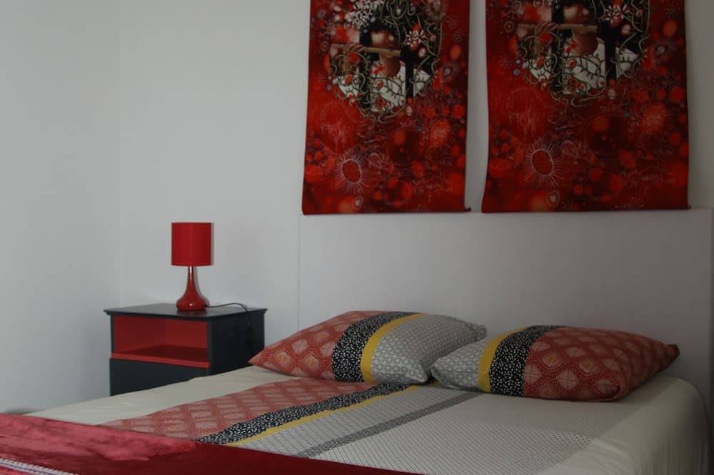 Comfortable renovated family home on wooded grounds & private parking in Boulleret, Bourges region