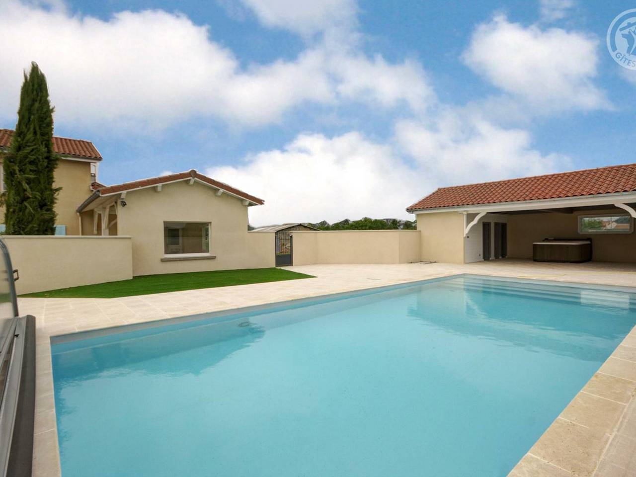 Maison spacieuse avec piscine chauffée, 4 chambres à Chalain-le-Comtal in Chalain-le-Comtal, Montbrison