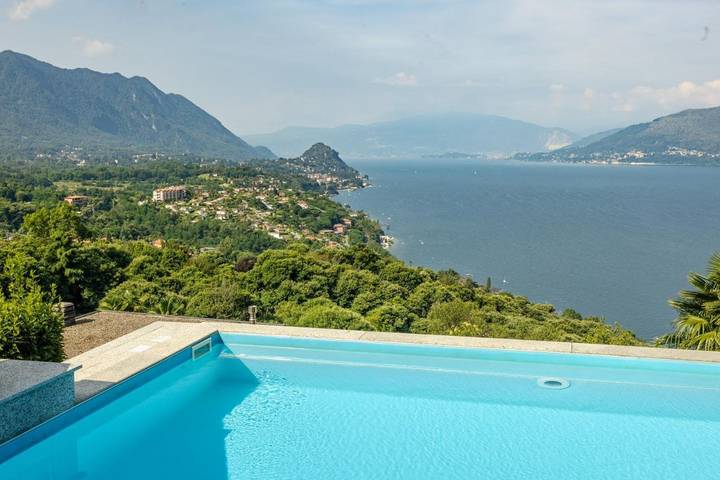 Ferienwohnung für 2 Personen, mit Garten und Seeblick sowie Pool und Ausblick, mit Haustier in Brezzo di Bedero