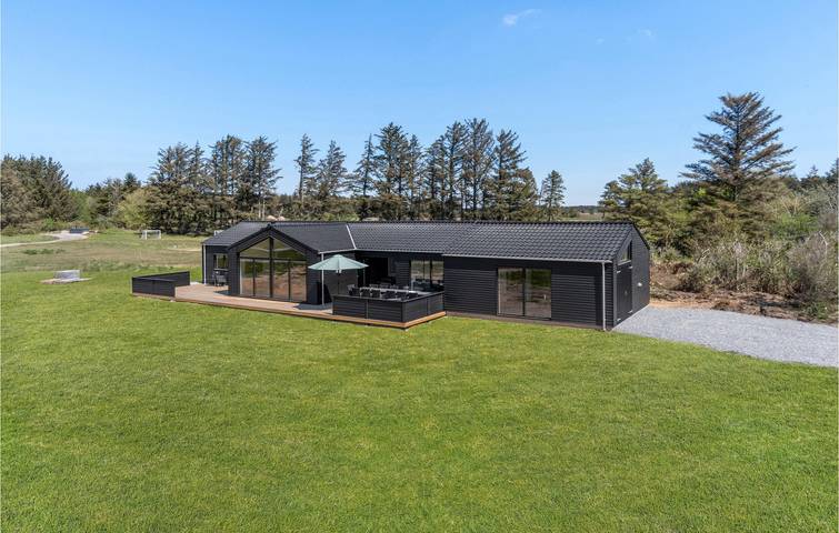 Ferienhaus für 16 Personen, mit Terrasse und Whirlpool sowie Garten und Sauna in Skallerup Klit