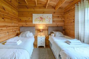 Cabin for 6 Guests in Sherwood Forest, Nottinghamshire, Picture 4