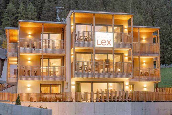 Appart’hôtel pour 3 personnes, avec Balcon et Terrasse ainsi que Jardin et Sauna à Resia